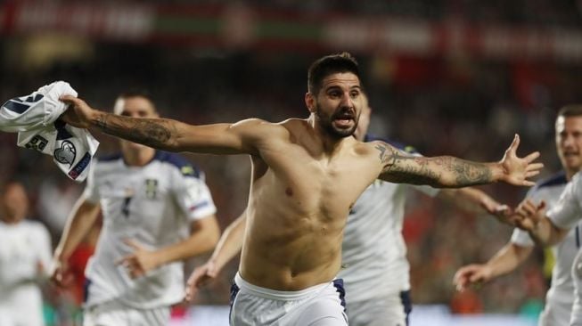 Penyerang tim nasional Serbia Aleksandar Mitrovic melakukan selebrasi seusai mencetak gol penentu kemenangan dramatis atas Portugal dalam laga pemungkas Grup A Kualifikasi Piala Dunia 2022 zona Eropa di Stadion da Luz, Lisbon, Portugal, Minggu (14/11/2021) waktu setempat. (ANTARA/REUTERS/Pedro Nunes)