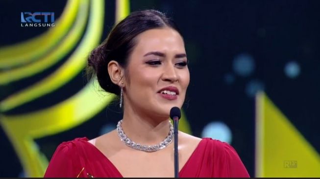 Raisa raih penghargaan Penyanyi Wanita Terbaik di ajang AMI Awards 2021, Senin (15/11/2021) malam. [RCTI+]