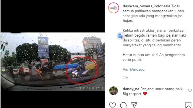 Pemotor Honda Vario membantu menyeberangkan pejalan kaki membuat pemobil terenyuh (Instagram)