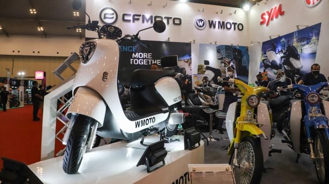 Motor listrik asal Malaysia Wmoto tipe M6-2021 dipamerkan selama pameran otomotif GAIKINDO Indonesia International Auto Show (GIIAS) 2021 di Indonesia Convention Exhibition (ICE) BSD, Serpong, Tangerang, Banten, Senin (15/11/2021).[Suara.com/Alfian Winanto]