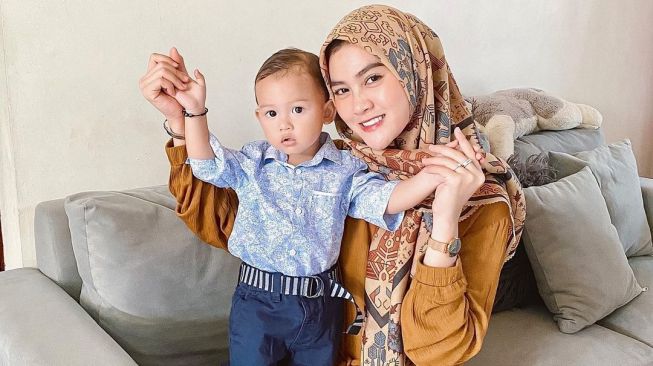 Adu Gaya Larissa Chou vs Henny Rahman Mengasuh Anak. (Instagram/@hennyyrahman/@larissachou)