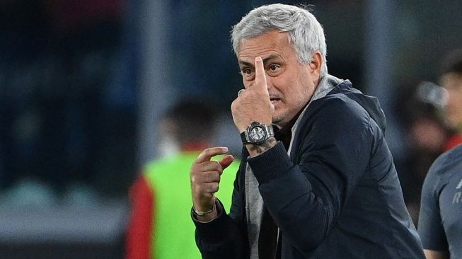 Pelatih AS Roma, Jose Mourinho. [Vincenzo PINTO / AFP]
