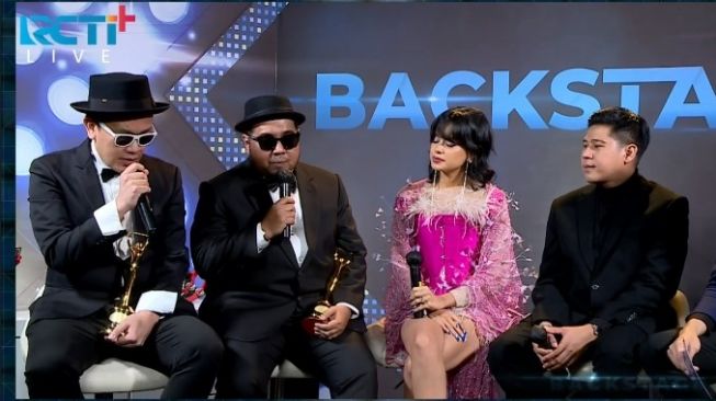Eva Celia bersama Laleilmanino dan Diskoria di ajang AMI Awards 2021. [RCTI+]
