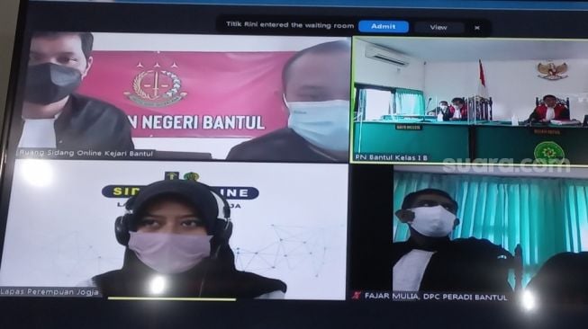 Agenda sidang kasus sate beracun dilaksanakan secara online di PN Bantul pada Senin (15/11/2021) dengan agenda pembacaan tuntutan dari JPU kepada terdakwa Nani Aprilia Nurjaman. - (SuaraJogja.id/Rahmat Jiwandono)