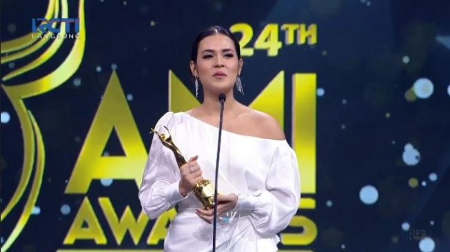 Raisa raih penghargaan Album Terbaik-Terbaik di ajang AMI Awards 2021 yang berlangsung Senin (15/11/2021) malam. [RCTI+]