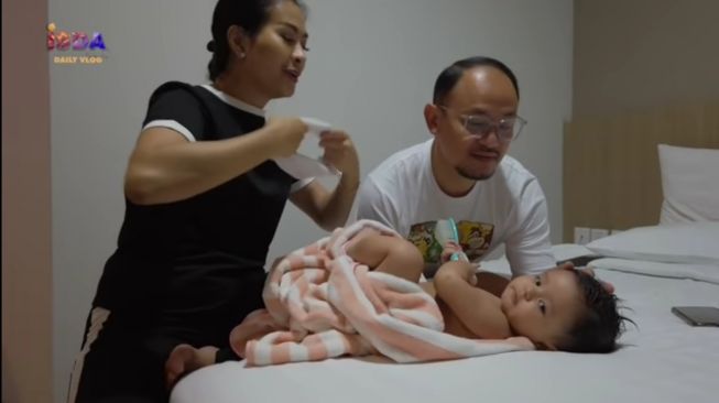 Momen Iis Dahlia Mandikan Baby Syaki. [YouTube/Isda Family]