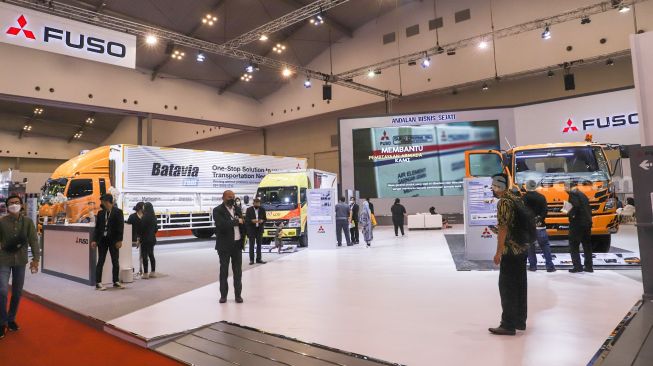 Suasana di boot Mitsubishi Fuso saat pameran otomotif GAIKINDO Indonesia International Auto Show (GIIAS) 2021 di Indonesia Convention Exhibition (ICE) BSD, Serpong, Tangerang, Banten, Senin (15/11/2021). [Suara.com/Alfian Winanto]