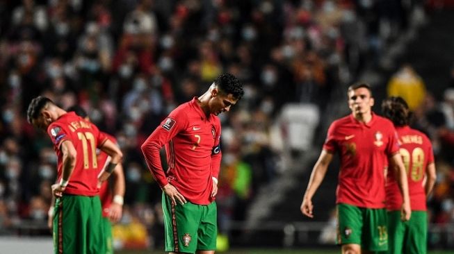 Kapten Timnas Portugal Cristiano Ronaldo kecewa dikalahkan Serbia pada Kualifikasi Piala Dunia 2022 si Stadion da Luz, Lisbon, Senin (15/11/2021). (AFP/Patricia De Melo Moreira)