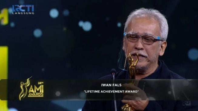 Iwan Fals raih penghargaan Lifetime Achievement Award di ajang AMI Awards 2021. [RCTI+]