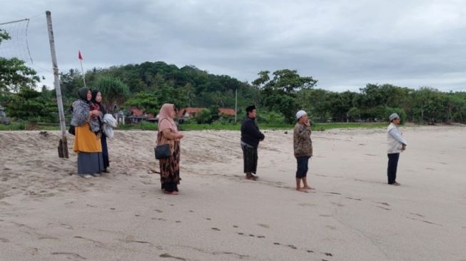 Keluarga korban di Pantai Kawasan Sawarna Banten. Keluarga ikhlas pencarian Dzikri tak ditemukan,[facebook]