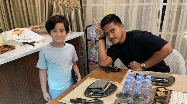 Kaesang dan Nadya Arifta di rumah Raffi Ahmad. [Instagram/raffinagita1717]