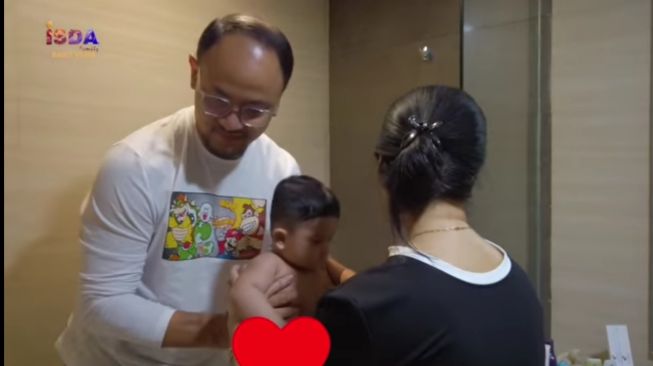 Momen Iis Dahlia Mandikan Baby Syaki. [YouTube/Isda Family]