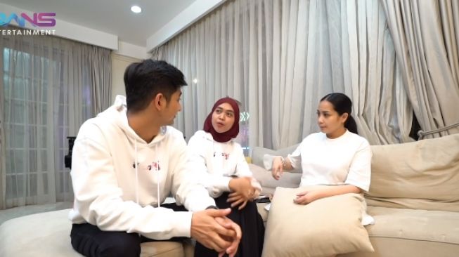 Ria Ricis dan Teuku Ryan ngobrol bareng Nagita (YouTube.com)