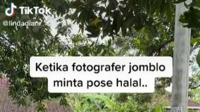 Viral Momen Fotografer Jomblo Minta Pengantin Pose Halal, Warganet: Keblablasan