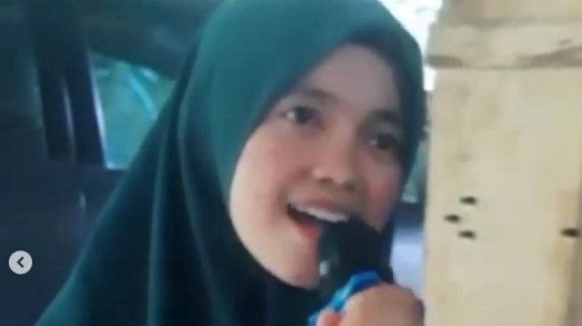 Bernyanyi Tanpa Musik, Netizen Merinding Suara Perempuan Jeneponto Mirip Nike Ardilla