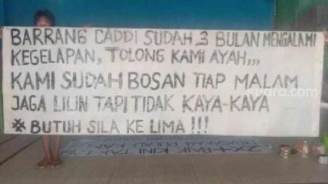 Warga Pulau Barrang Caddi Makassar protes tidak bisa menikmati aliran listrik selama tiga bulan [SuaraSulsel.id/Istimewa]