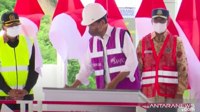 Screenshot of President Joko Widodo officiating the Section I Serang-Rangkasbitung of Serang-Panimbang Toll Road in Banten, Tuesday, November 16. (ANTARA)