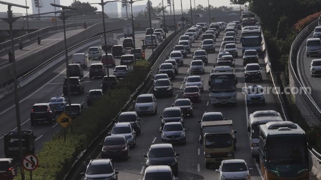 Sejumlah kendaraan terjebak kemacetan di ruas Tol Dalam Kota, Jakarta, Selasa (16/11/2021). [Suara.com/Angga Budhiyanto]