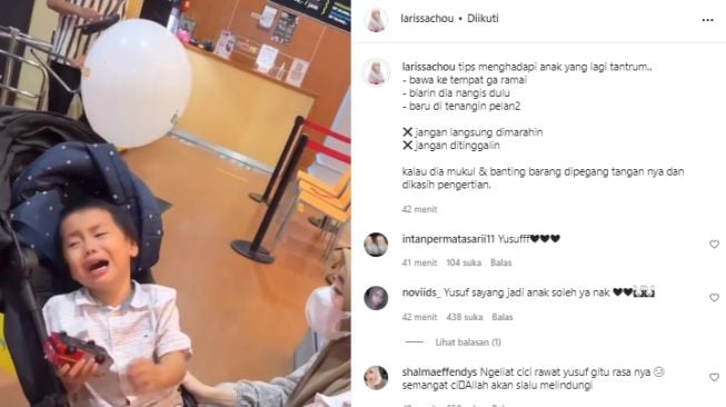 Larissa Chou tenangkan putranya (instagram.com)