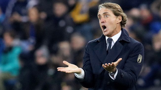 Pelatih Italia Roberto Mancini bereaksi usai timnya ditahan Irlandia Utara dalam Kualifikasi Piala Dunia Grup C di Windsor Park, Selasa (16/11/2021).  [AFP]