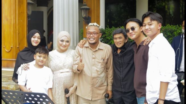 Rhoma Irama menghadiri ultah Sule ke-45. Di acara tersebut juga hadir Nathalie Holscher dan keempat anak Sule di antaranya Putri Delina dan Rizky Febian. [Instagram]