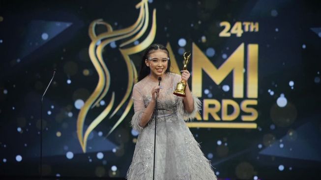 Adu Gaya Artis di AMI Awards (instagram/@officalrcti)