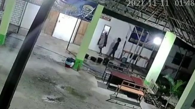 Detik-detik Aksi Dua Pria Bobol Kantor Balai Desa Sumberjo Lamongan Terekam CCTV