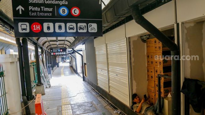 Deretan ruko UMKM di Stasiun Gondangdia, Jakarta Pusat, Selasa (16/11/2021).[Suara.com/Alfian Winanto]