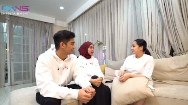 Ria Ricis dan Teuku Ryan ngobrol bareng Nagita (YouTube.com)