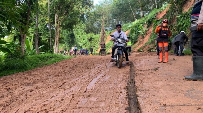 Akses Jalan Tertimbun Longsor, Warga Bandung Barat Pilih Jalan Kaki 1 Kilometer