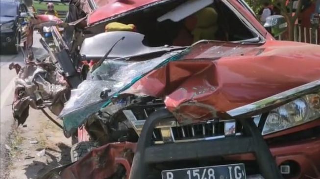 Tabrakan Truk vs Minibus di Jalan Solok-Sijunjung, Satu Orang Dilaporkan Tewas