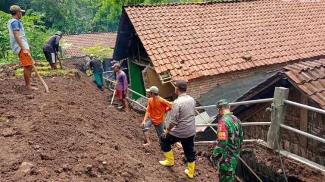 Empat Rumah di Probolinggo Tertimbun Longsoran Tanah Ketika Hujan Deras Kemarin