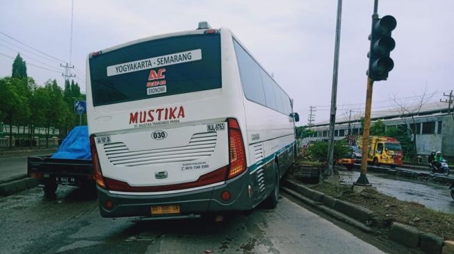 Viral Bus Rem Blong Tabrak Pengendara Roda Dua di Kaligawe Semarang