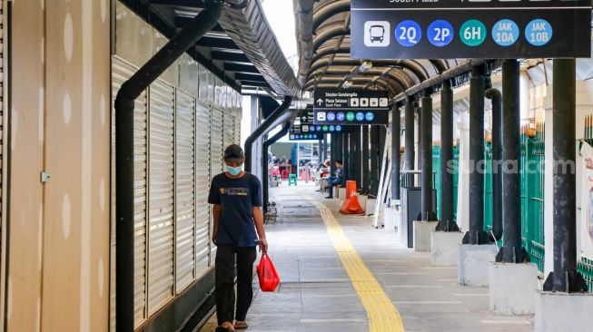 Warga melintas di depan ruko UMKM di Stasiun Gondangdia, Jakarta Pusat, Selasa (16/11/2021).[Suara.com/Alfian Winanto]