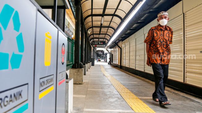 Warga melintas di depan ruko UMKM di Stasiun Gondangdia, Jakarta Pusat, Selasa (16/11/2021).[Suara.com/Alfian Winanto]