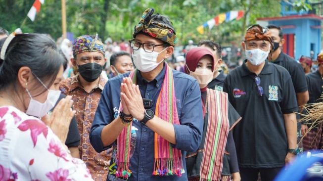 Sandiaga Uno Nonton Panjat Pinang: Pariwisata dan Ekonomi Pulih, Indonesia Bangkit