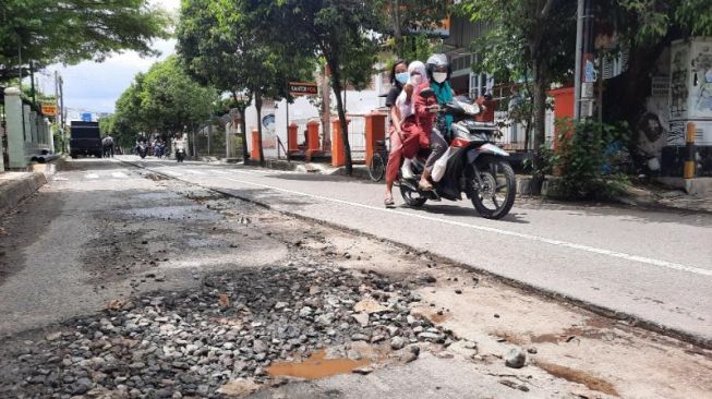 Pengendara Motor Sering Terjatuh, Warga Keluhkan Pembongkaran Akses Jalan Mas Suharto