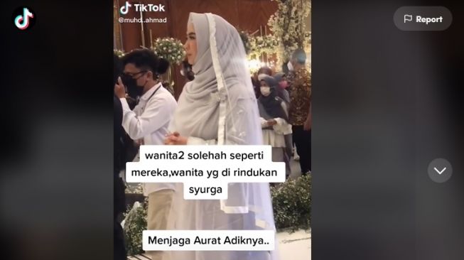 Viral Momen Oki Setiana Dewi Jaga Aurat Ria Ricis di Pelaminan. (TikTok)