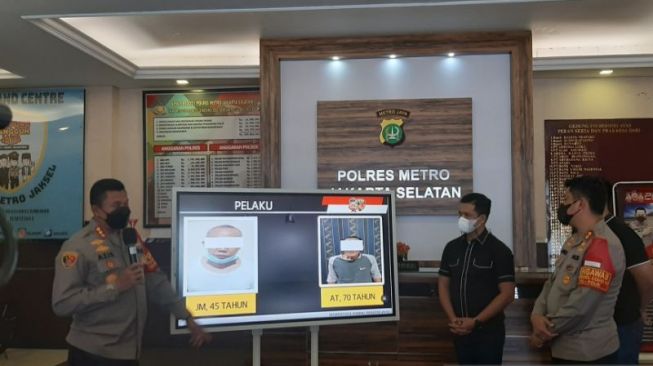 Kapolres Metro Jakarta Selatan Kombes Azis Andriansyah (kiri) dalam rilis kasus pencabulan terhadap anak di bawah umur di Mapolres Metro Jakarta Selatan, Selasa (16/11/2021). [ANTARA/Sihol Hasugian]