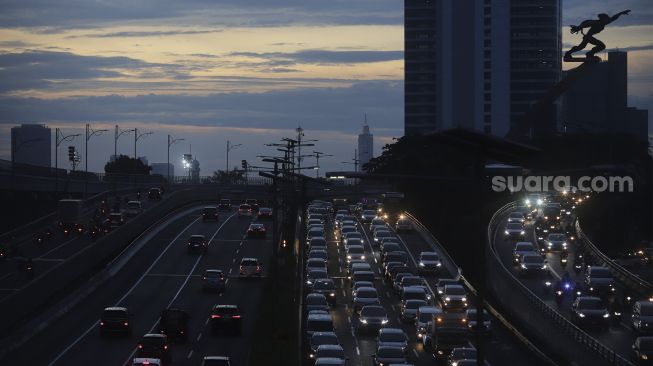 Sejumlah kendaraan terjebak kemacetan di ruas Tol Dalam Kota, Jakarta, Selasa (16/11/2021). [Suara.com/Angga Budhiyanto]