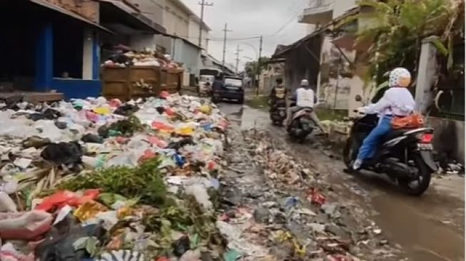 Miris! Jalanan di Bangkalan Madura Penuh Tumpukan Sampah hingga Sulit Dilewati