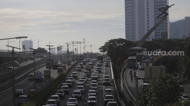 Sejumlah kendaraan terjebak kemacetan di ruas Tol Dalam Kota, Jakarta, Selasa (16/11/2021). [Suara.com/Angga Budhiyanto]