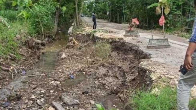 Heboh Ada Kijingan dan Batu Nisan di Jalan Desa Ringin Putih Ponorogo, Kuburan Siapa?