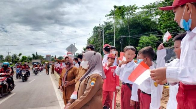 Jokowi Resmikan Tol Serang-Panimbang, Ibu-ibu Girang Dapat Kaos Dari Presiden