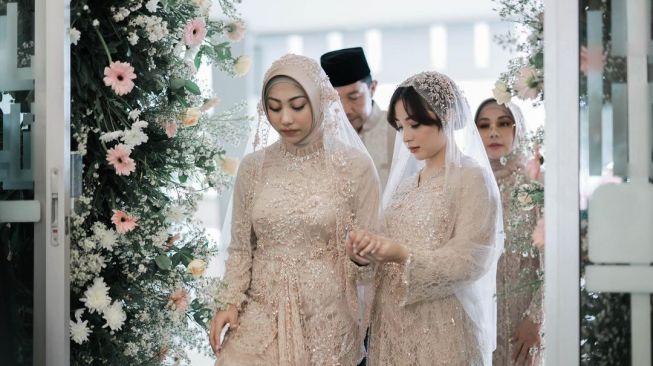 5 Potret Nikita Willy di Pengajian Jelang Pernikahan Adik, Baby Bump Curi Perhatian