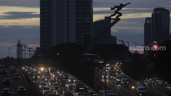 Sejumlah kendaraan terjebak kemacetan di ruas Tol Dalam Kota, Jakarta, Selasa (16/11/2021). [Suara.com/Angga Budhiyanto]