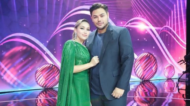 Ivan Gunawan mesra dengan Ayu Ting Ting. [Instagram]