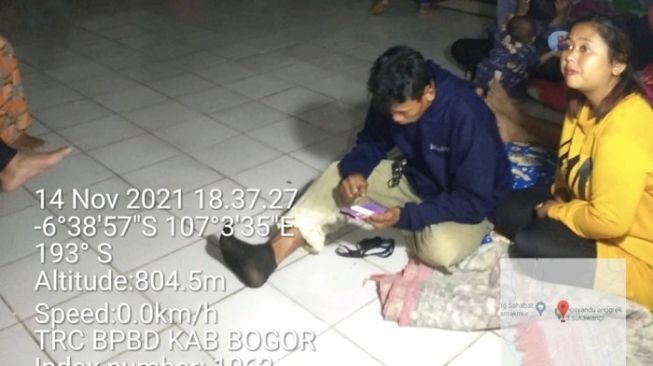 Warga yang mengungsi akibat kejadian gerakan tanah di wilayah Kabupaten Bogor, Sabtu (13/11). (Dok BNPB)