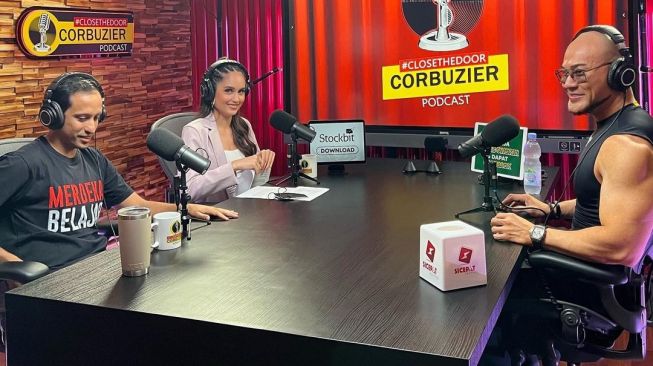 Cinta Laura bersama Mendikbud Nadiem Makarim di podcast Deddy Corbuzier. [Instagram]