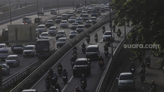 Sejumlah kendaraan terjebak kemacetan di ruas Tol Dalam Kota, Jakarta, Selasa (16/11/2021). [Suara.com/Angga Budhiyanto]